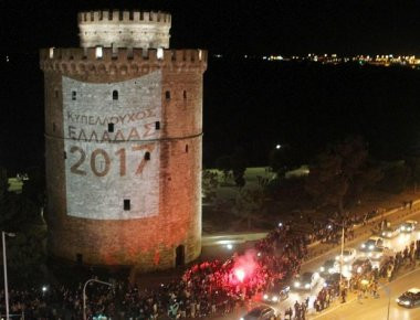 Χαμός στον Λευκό Πύργο- Βγήκαν στους δρόμους οι οπαδοί του ΠΑΟΚ (φωτό)